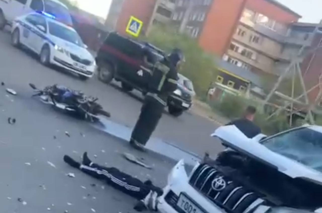 В Улан-Удэ 18-летний водитель мотоцикла устроил гонку с гаишниками и попал в крупное ДТП