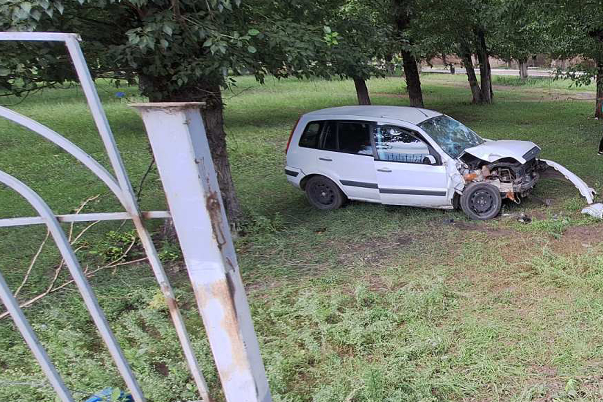 В Кяхтинском районе пенсионерка на «Форде» врезалась в забор