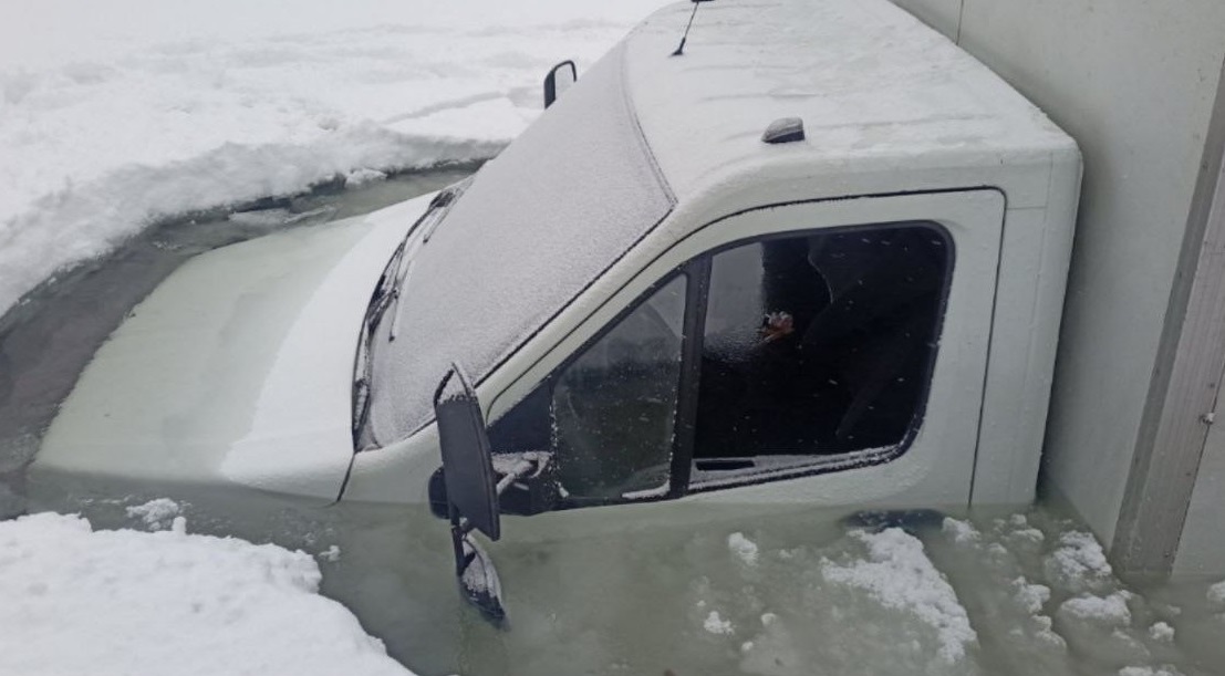 В Бурятии под лед ушел автомобиль