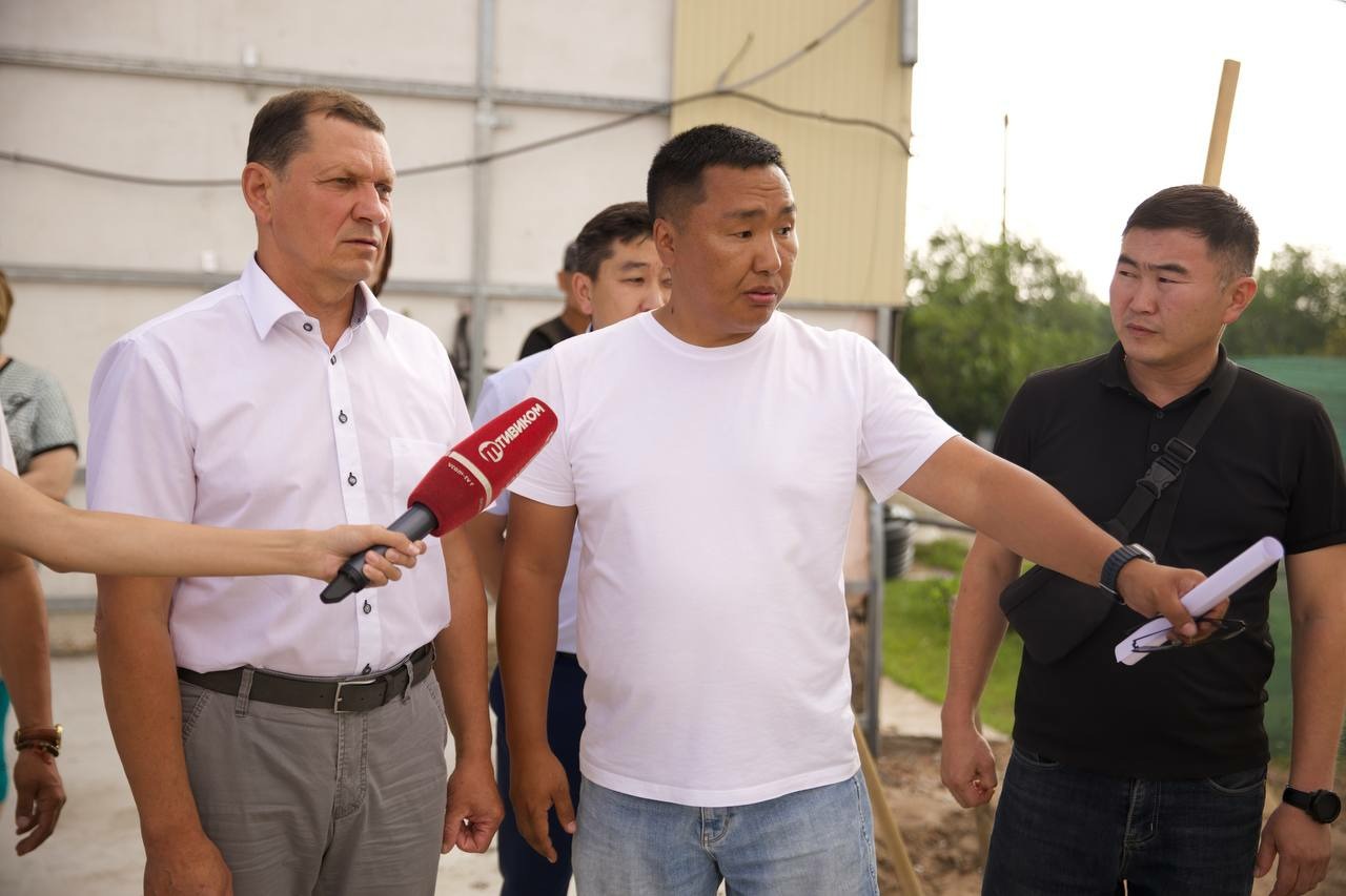Мэр Улан-Удэ проверил ход строительства спортзала школы № 54