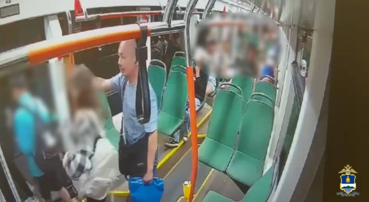 Улан-удэнец украл в трамвае пакет 72-летней бабушки