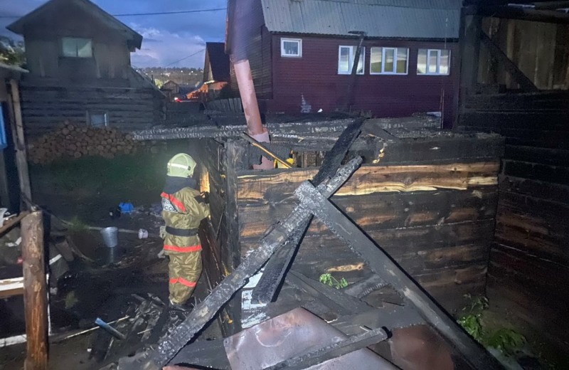 В Улан-Удэ сотрудник ДПС и командир народной дружины помогли потушить пожар