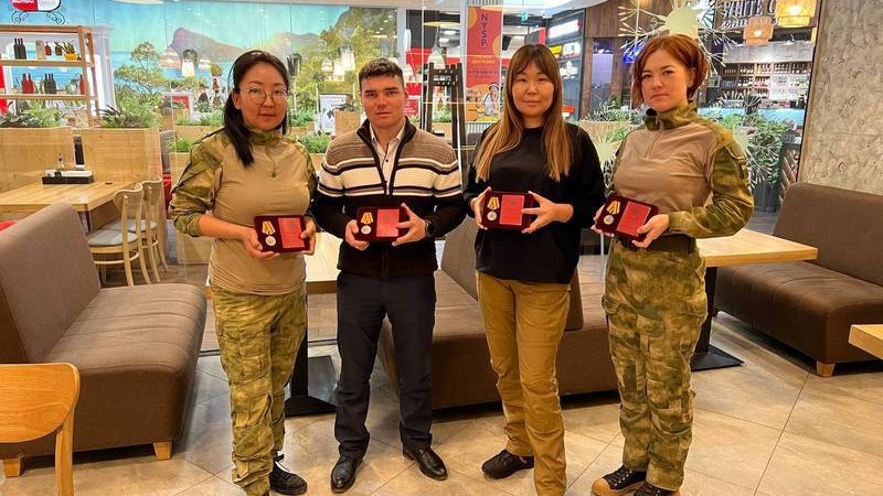 Сергей Шойгу вручил медали волонтерам из Бурятии