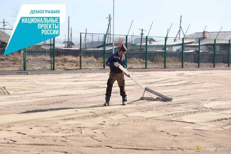 В Улан-Удэ завершается строительство мини-футбольного поля