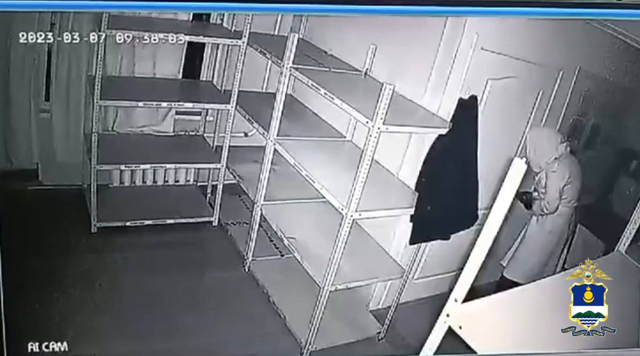 В Улан-Удэ мужчина нарядился женщиной и украл выручку магазина