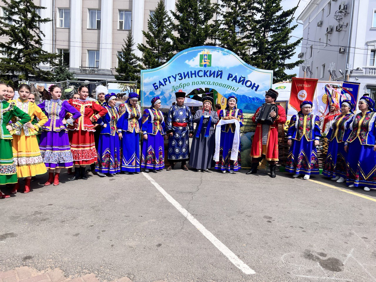 Яства, культура и достижения: Районы Бурятии развернулись на площади  Советов - новости Бурятии и Улан-Удэ