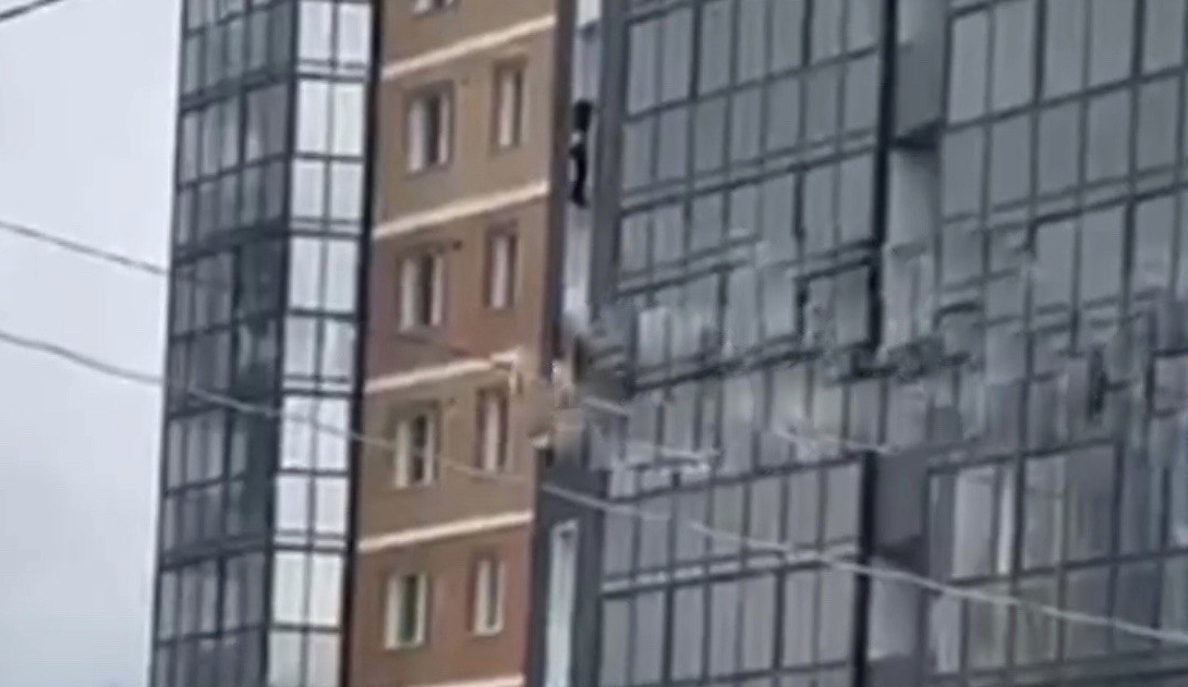 В Улан-Удэ мужчина упал с окна многоэтажки