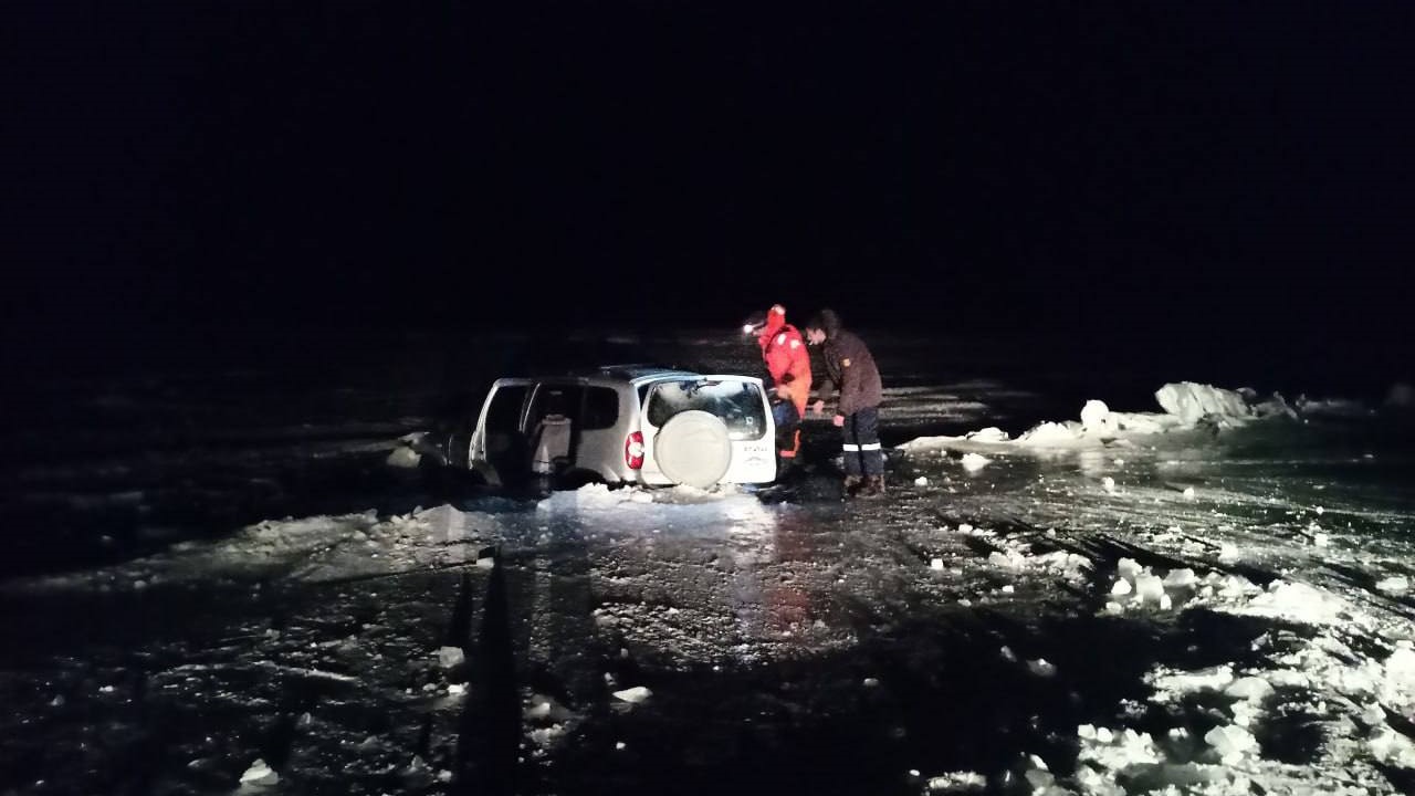 На Байкале под лед провалился автомобиль