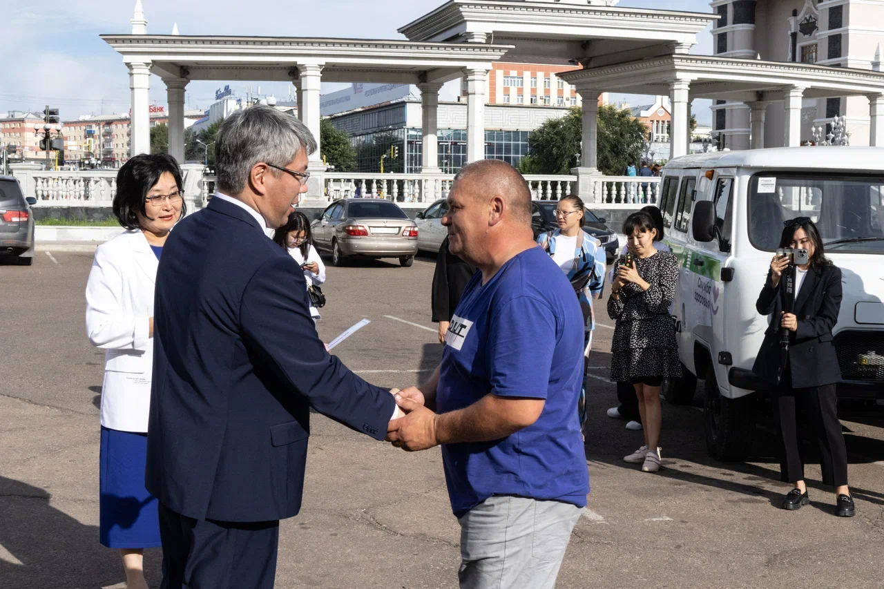 В Улан-Удэ вручили ключи от машин «скорой помощи» - новости Бурятии и Улан- Удэ