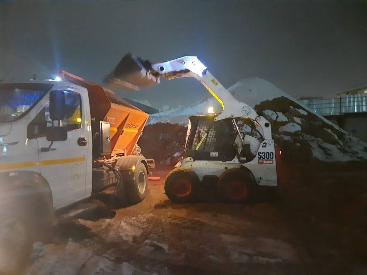 380 тонн песка высыпали на улицы Улан-Удэ с начала снегопада коммунальщики 