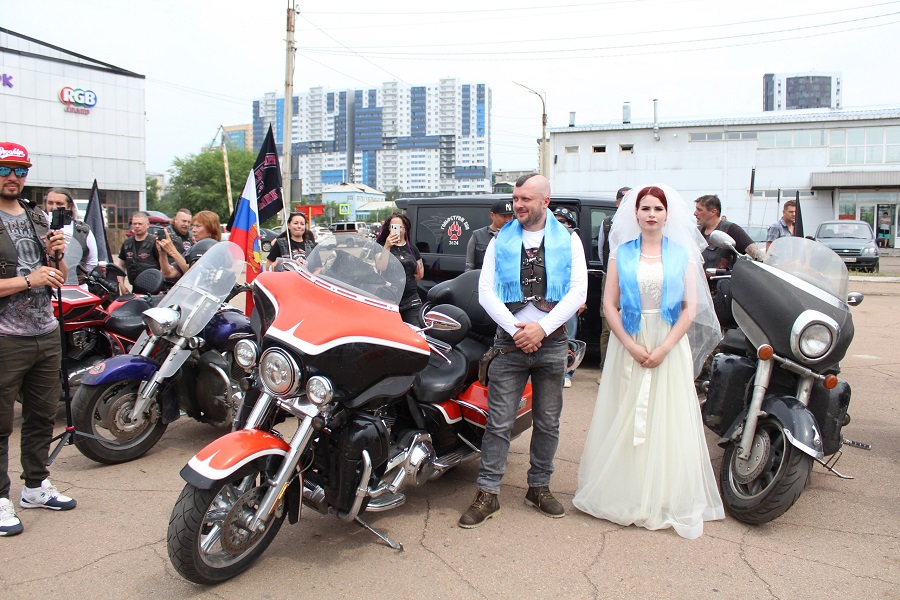 Байкеры сделали остановку у Байкала ради свадьбы