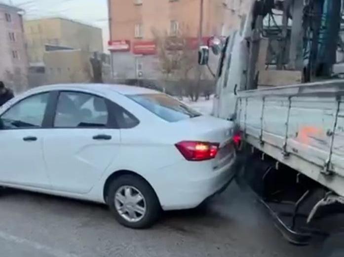В центре Улан-Удэ грузовик столкнулся с иномаркой