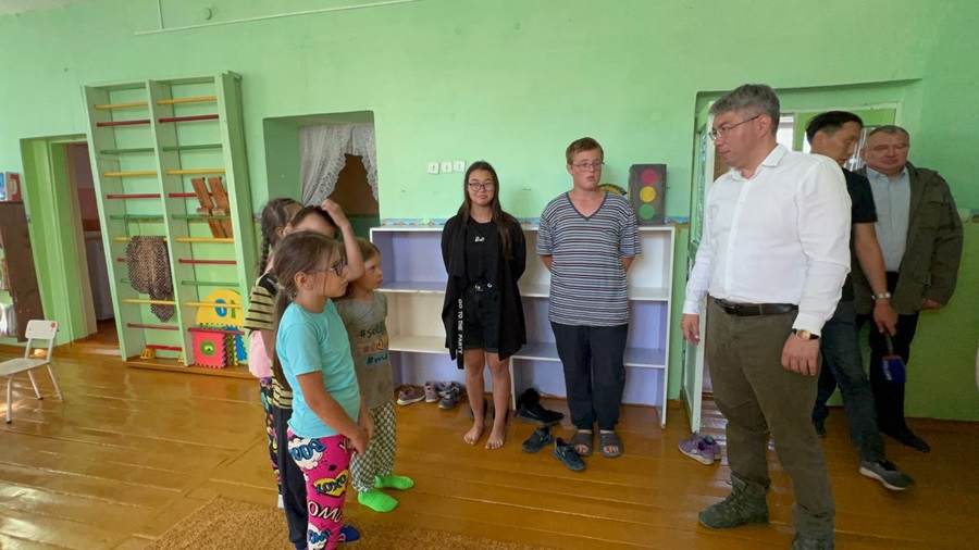 В районе Бурятии из-за паводка в пункт временного размещения эвакуировали семью с 7 детьми