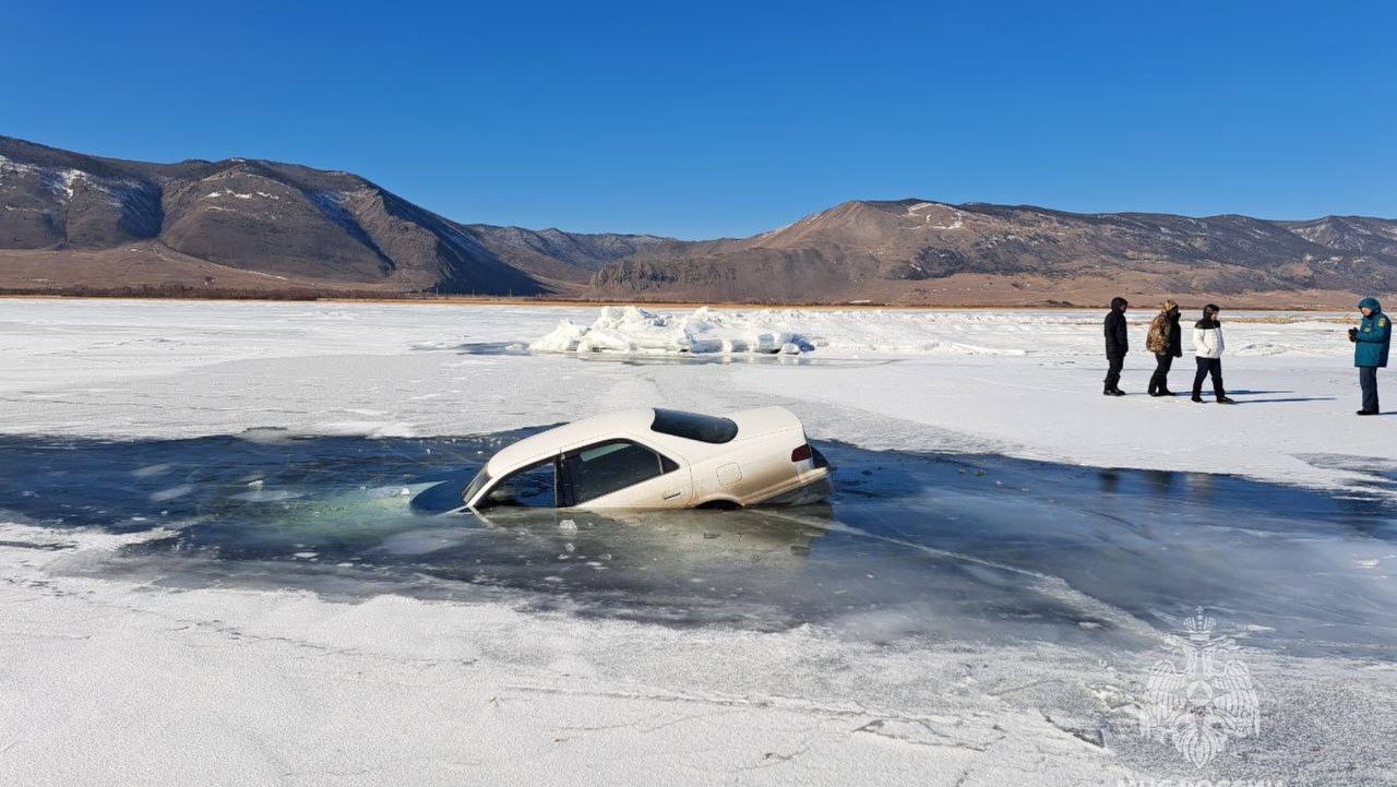На Байкале под лед провалился очередной автомобиль