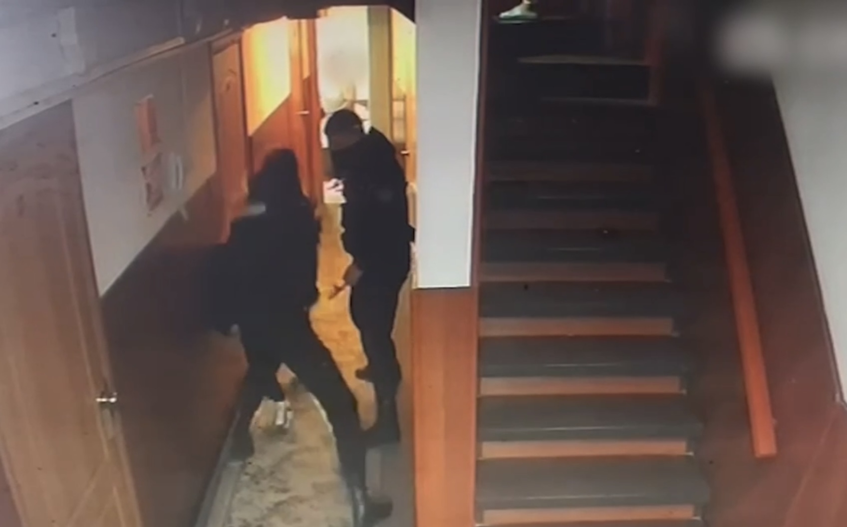 В Улан-Удэ охранники избили постояльца гостиницы за отказ покинуть номер 