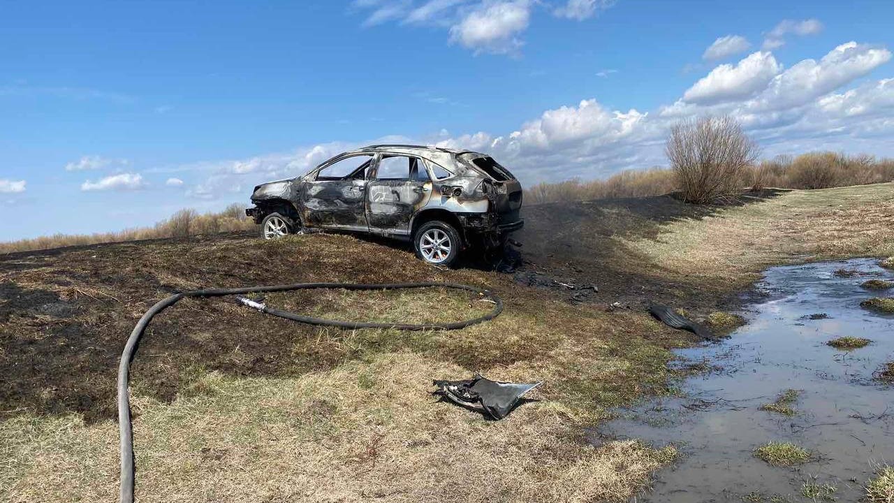 В Бурятии на трассе сгорела машина и устроила пожар