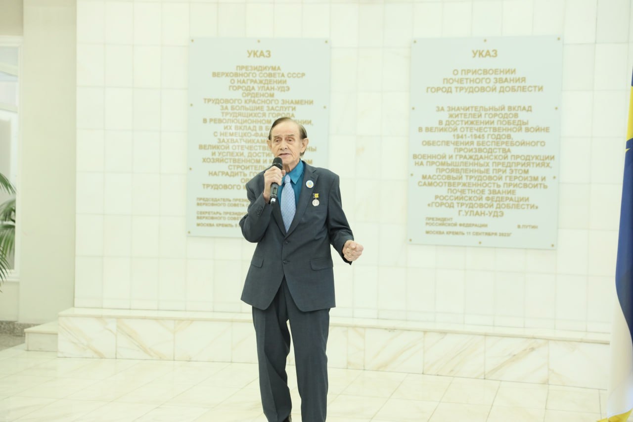  Мемориальную доску «Город трудовой доблести» открыли в мэрии Улан-Удэ