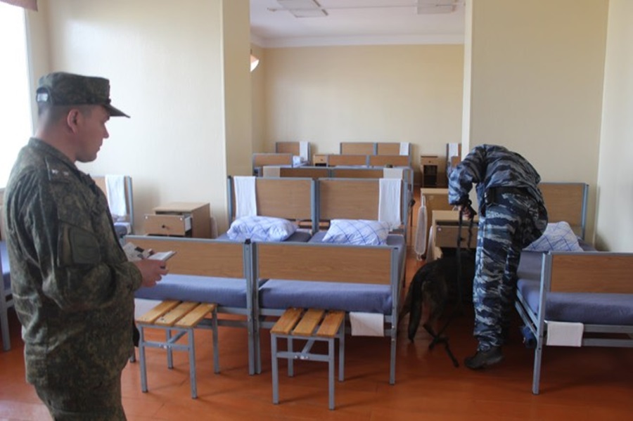 В Улан-Удэ служебные собаки проверили воинские части на наличие наркотиков