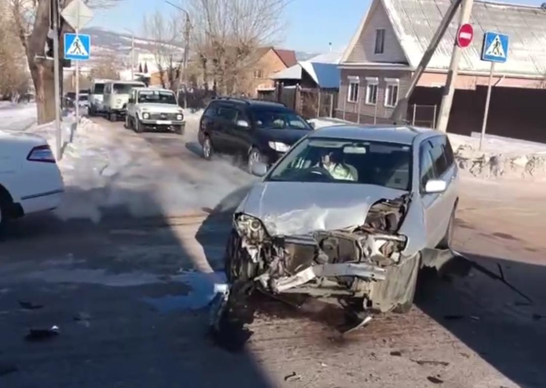 В Улан-Удэ из-за невнимательной автоледи столкнулись 2 автомобиля