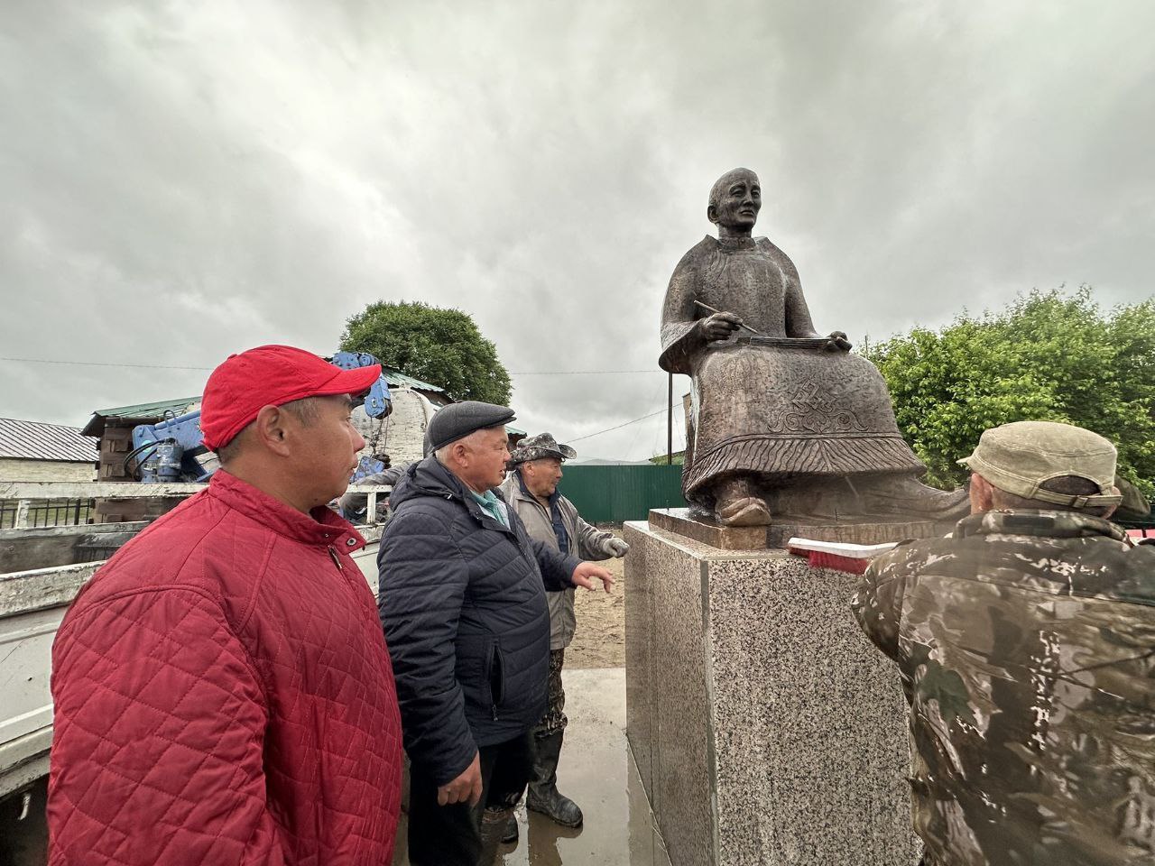 Памятник ламе-ученому открыли в Бурятии