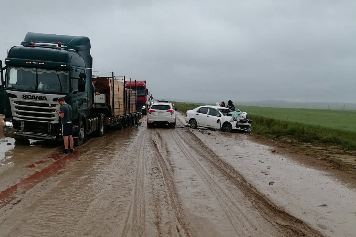 В Бурятии в ДТП с фурой пострадали водитель и пассажир