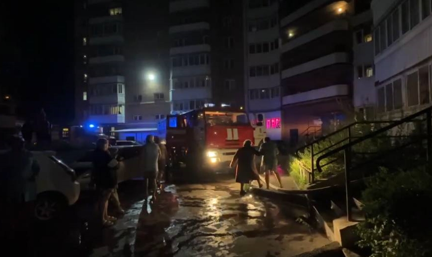 В Улан-Удэ пожарные спасли из горящего дома 32 человека, один пострадал