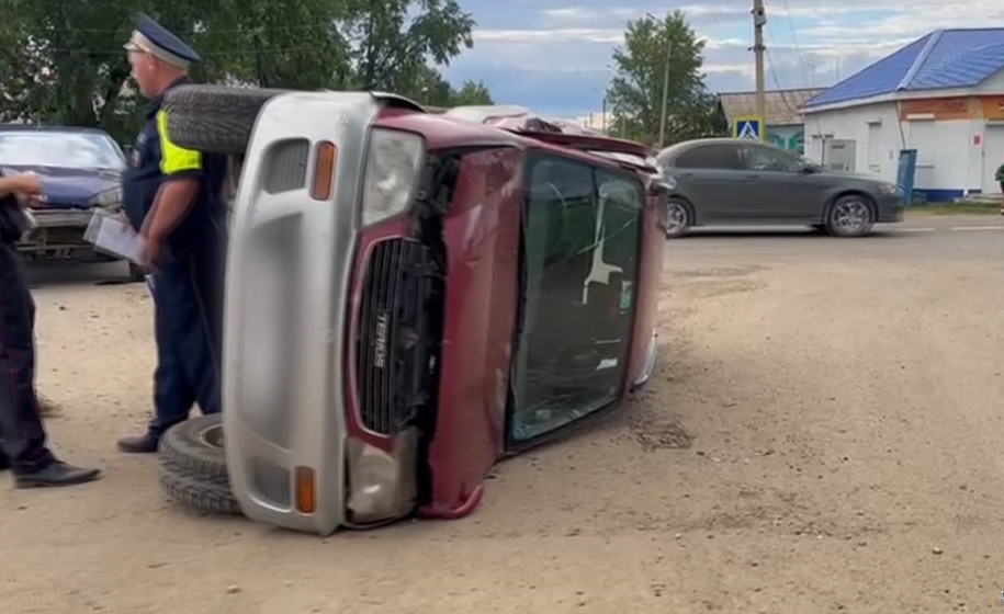 В Бурятии пьяный водитель врезался в машину и перевернулся