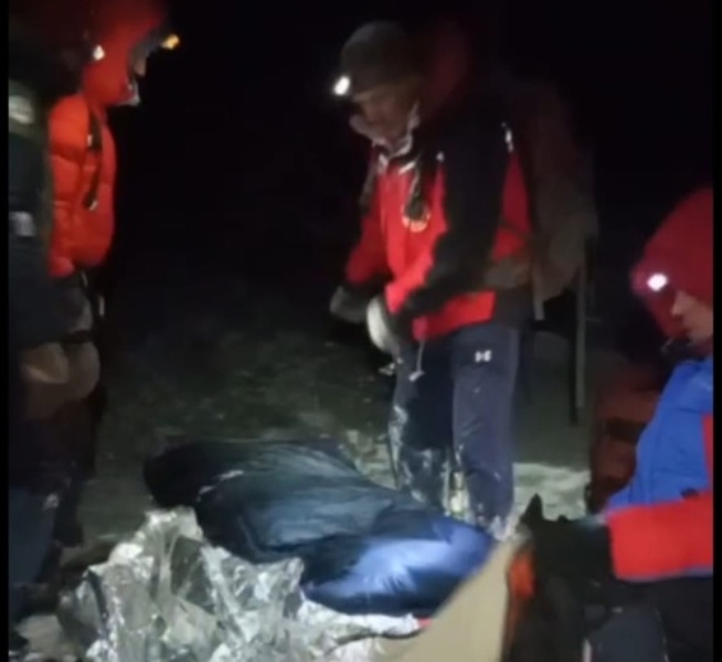 В Бурятии спасатели и альпинисты эвакуировали попавшую под сход лавины женщину