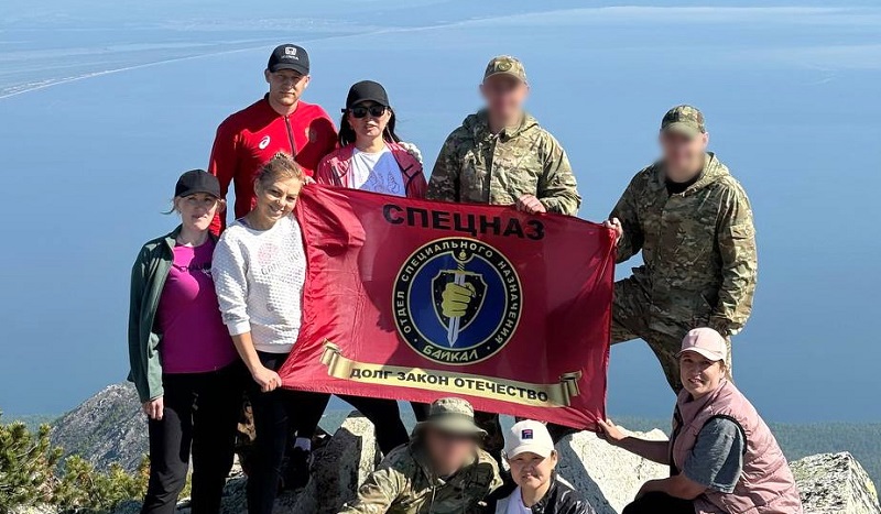 Флаг спецназовцев отряда «Байкал» развернули над Байкалом