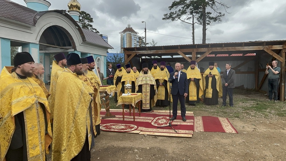 В Улан-Удэ освятили колокола строящегося собора