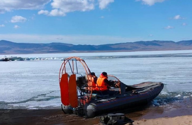 На Гусином озере спасли рыбаков, которые дрейфовали на льдине 
