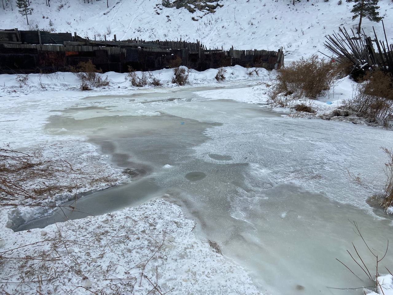 В Улан-Удэ начали пилить лед в русле ручья