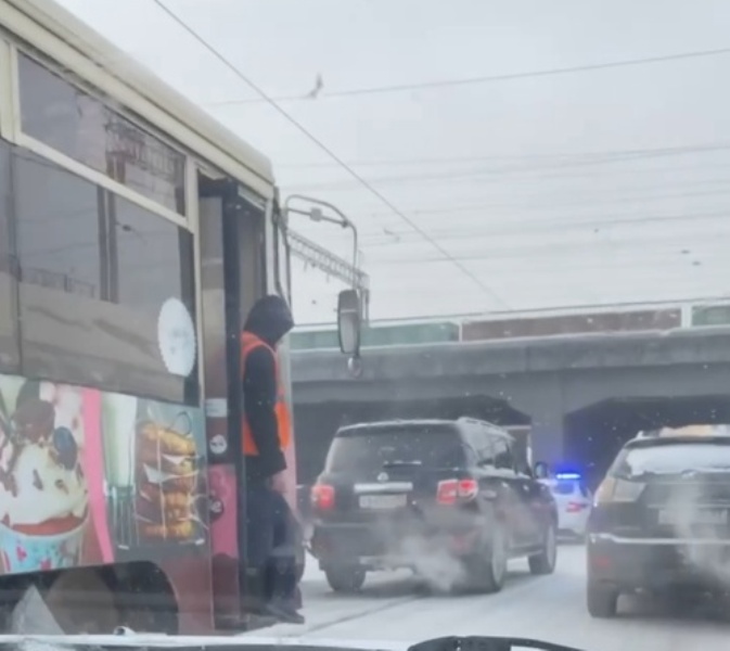 В Улан-Удэ произошло ДТП с трамваем и двумя автомобилями