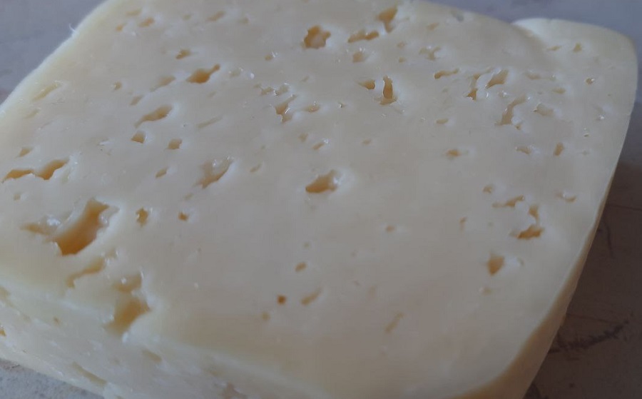 Почему молоко и сыр продолжают дорожать, объяснили специалисты