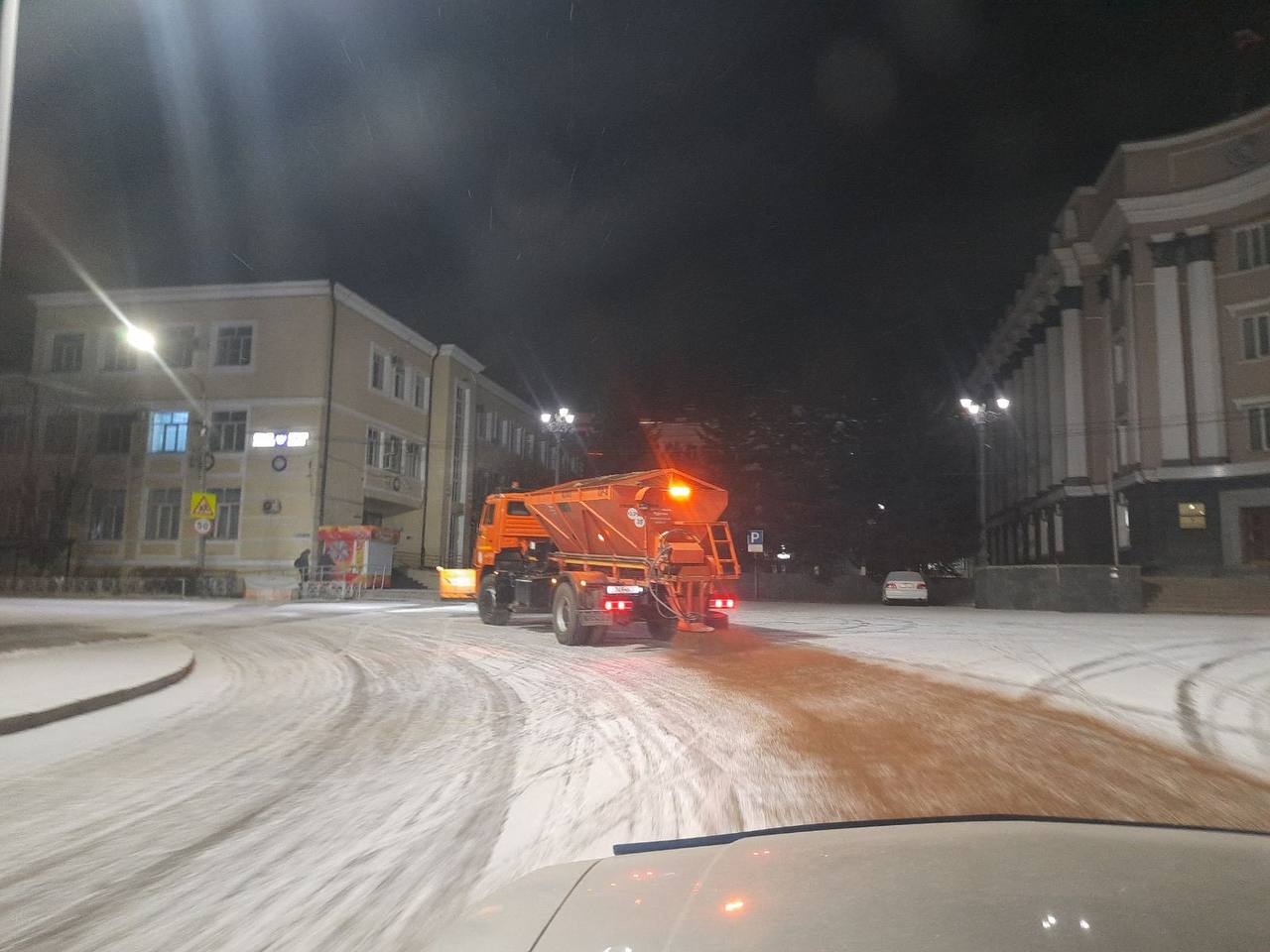 В Улан-Удэ с 4 утра убирают улицы от снега 