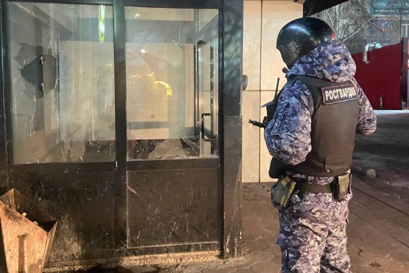 В Улан-Удэ буйные посетители бара разбили дверь