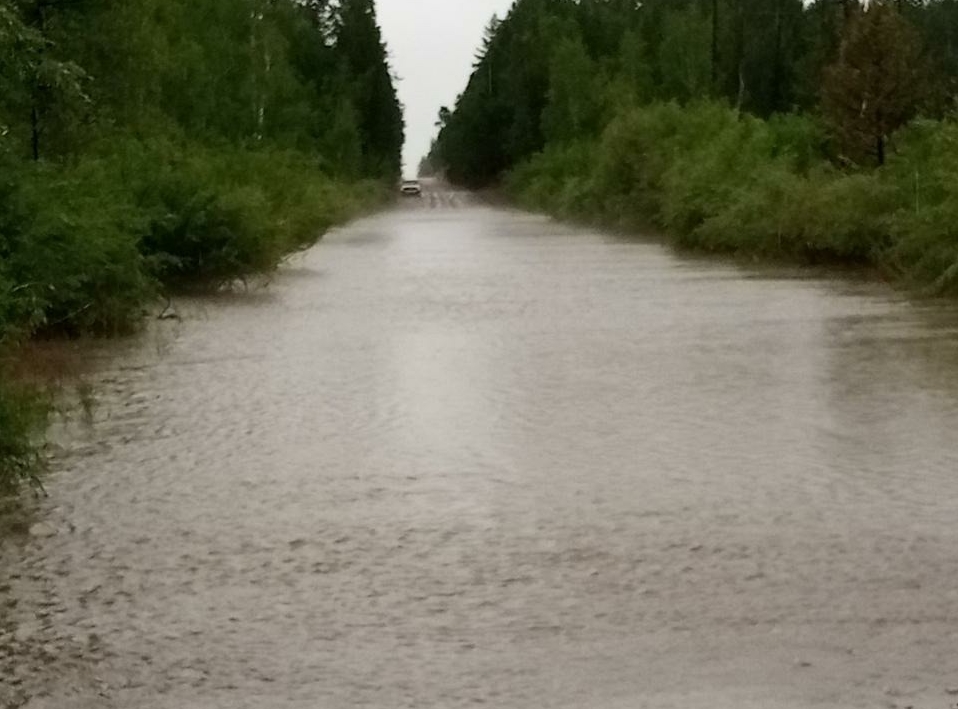 В районе Бурятии из-за сильного дождя затопило дорогу