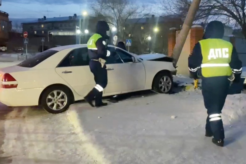 В Улан-Удэ водитель выехал на тротуар и сбил двух человек