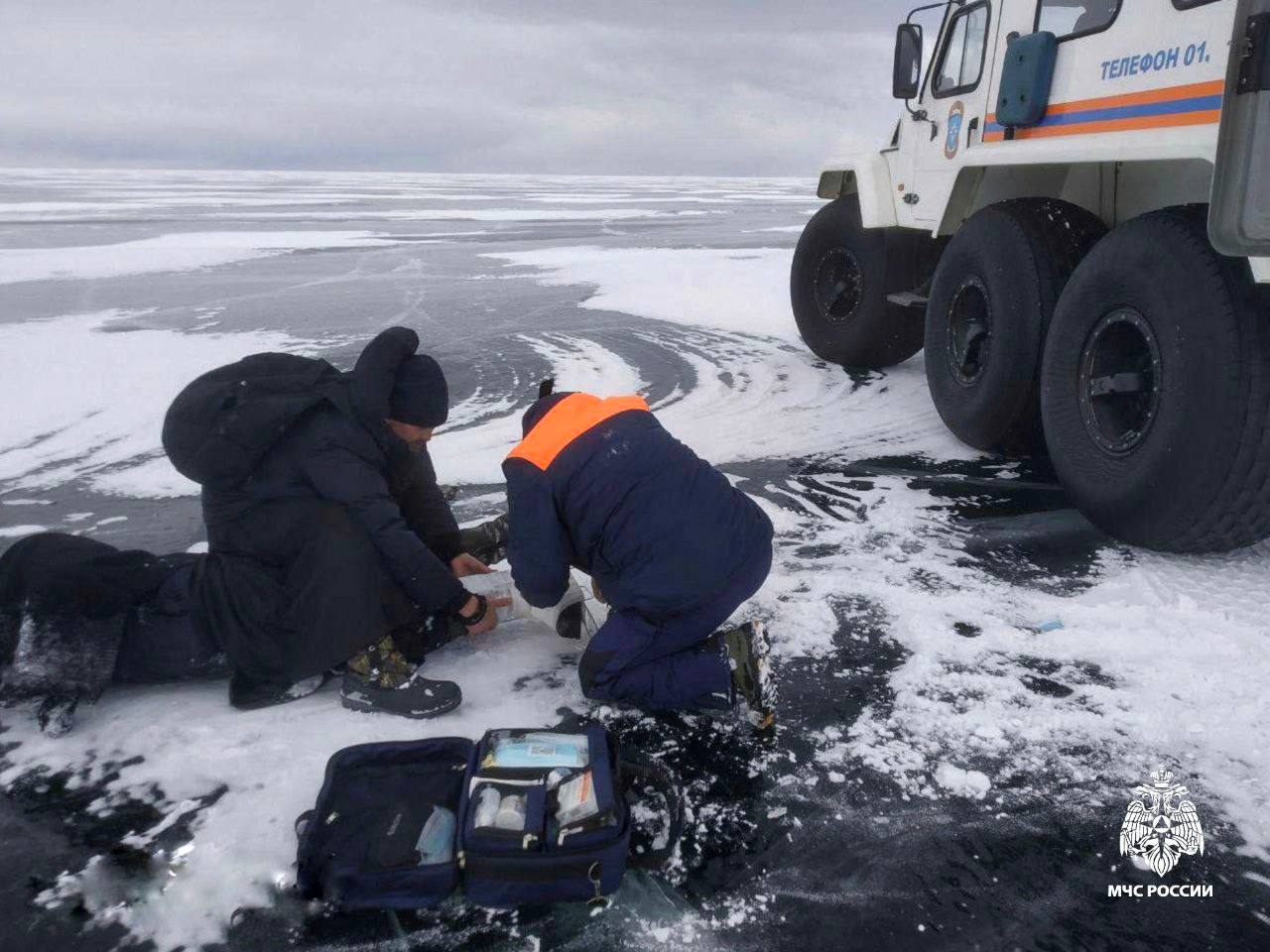 На Байкале в Бурятии спасли рыбака с травмированной ногой