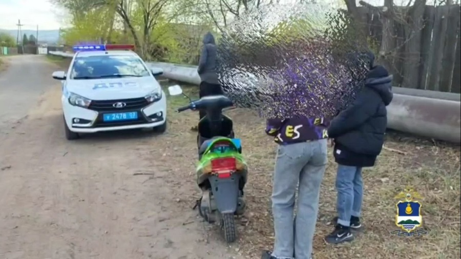 В Улан-Удэ сотрудники ГИБДД поймали двух школьников за рулем мопедов