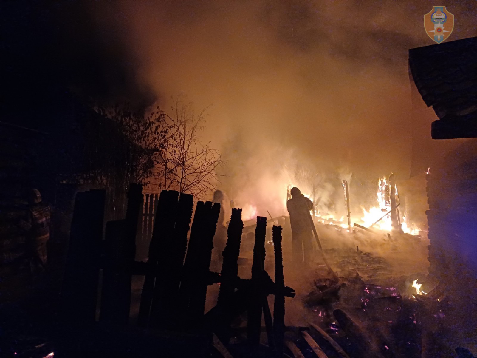 Крупный пожар в Бурятии уничтожил надворные постройки у двух семей
