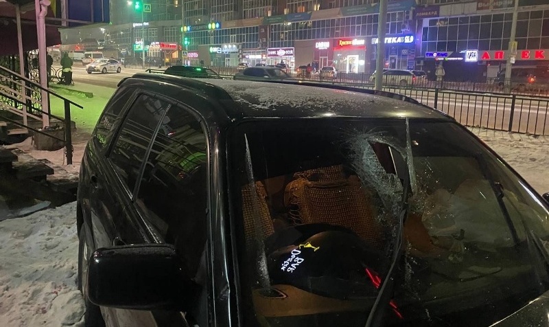 В Улан-Удэ водитель сбил трех пешеходов и врезался в жилой дом
