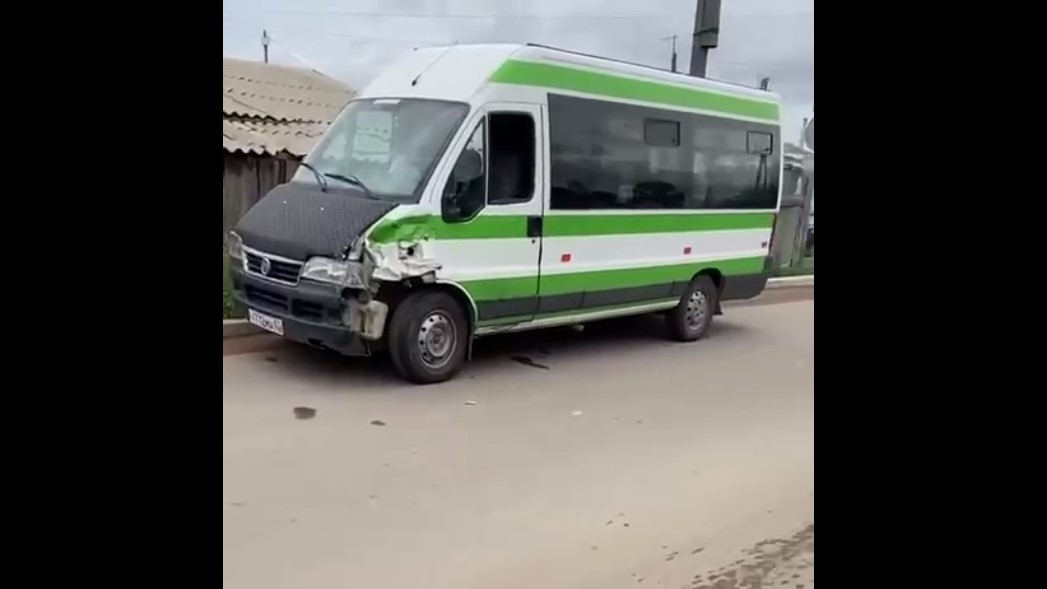 В Улан-Удэ пьяный водитель микроавтобуса устроил ДТП и скрылся с места аварии