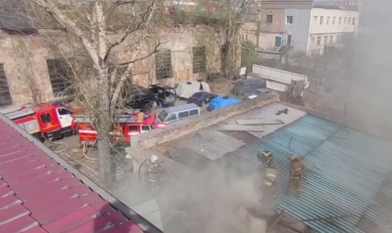 В центре Улан-Удэ горит бывший стеклозавод 