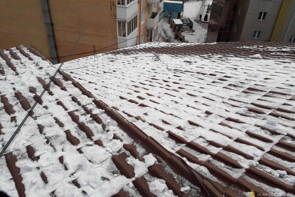 В Улан-Удэ выявили нарушения в действиях «управляшки», с чьего дома упал снег с крыши на ребенка