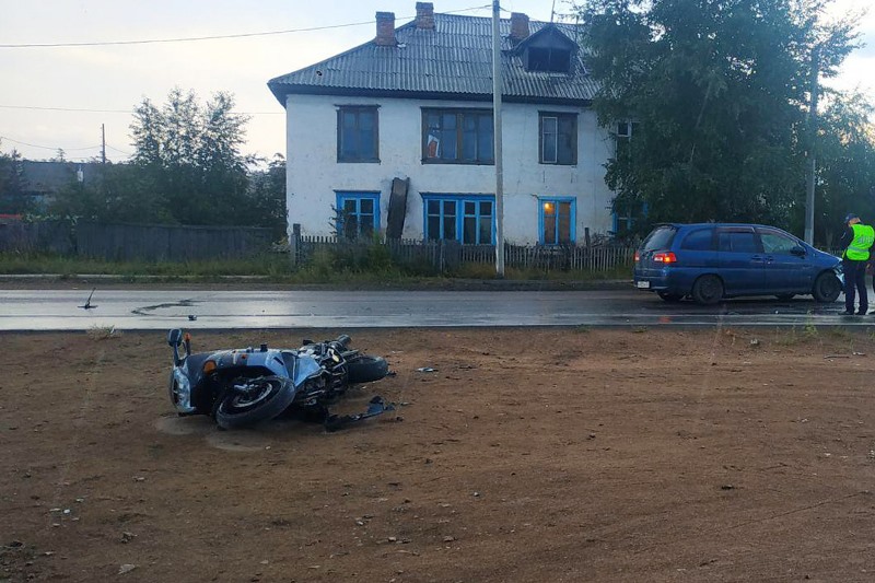В Бурятии мотоциклист без прав пострадал при лобовом столкновении с автомобилем