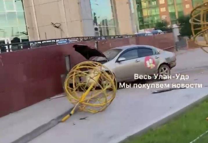 В центре Улан-Удэ пьяная автоледи снесла световые шары и врезалась в стену