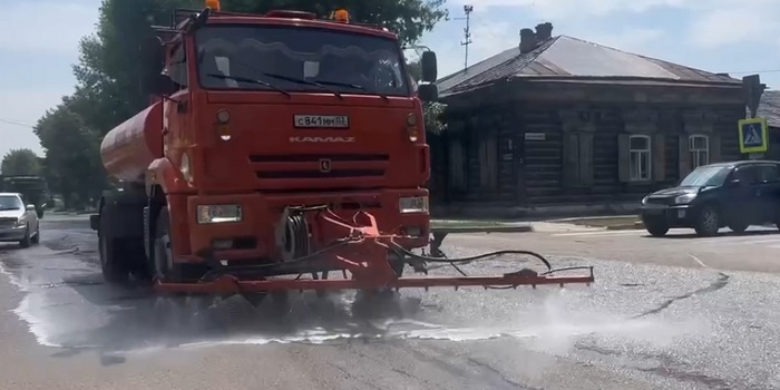В Улан-Удэ моют дороги от пуха и грязи