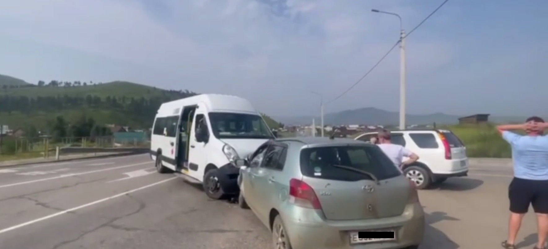 В пригороде Улан-Удэ лоб в лоб столкнулись автобус и «Тойота», есть пострадавший