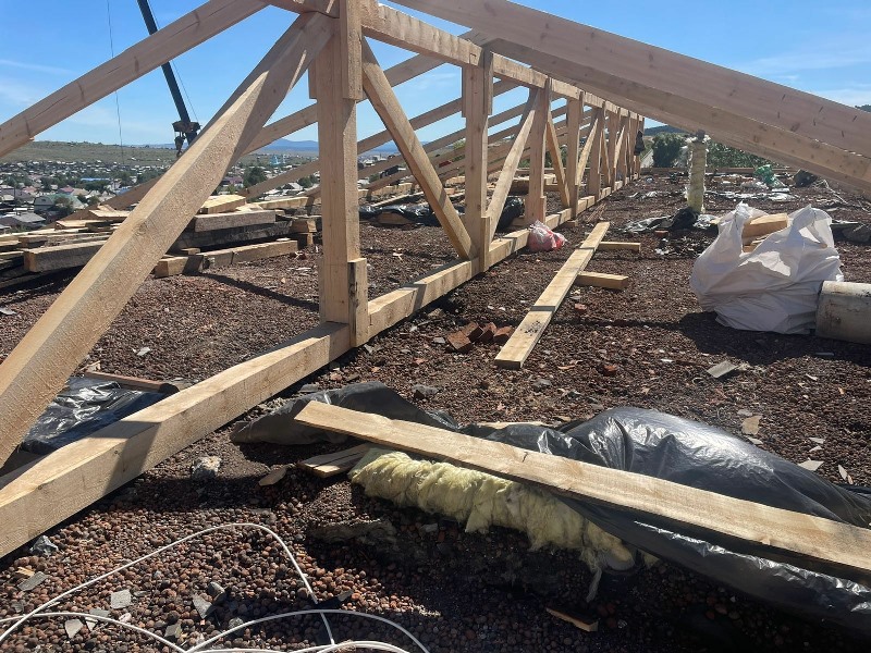 В Кяхте восстановили каркас крыши дома, пострадавшего от сильного ветра